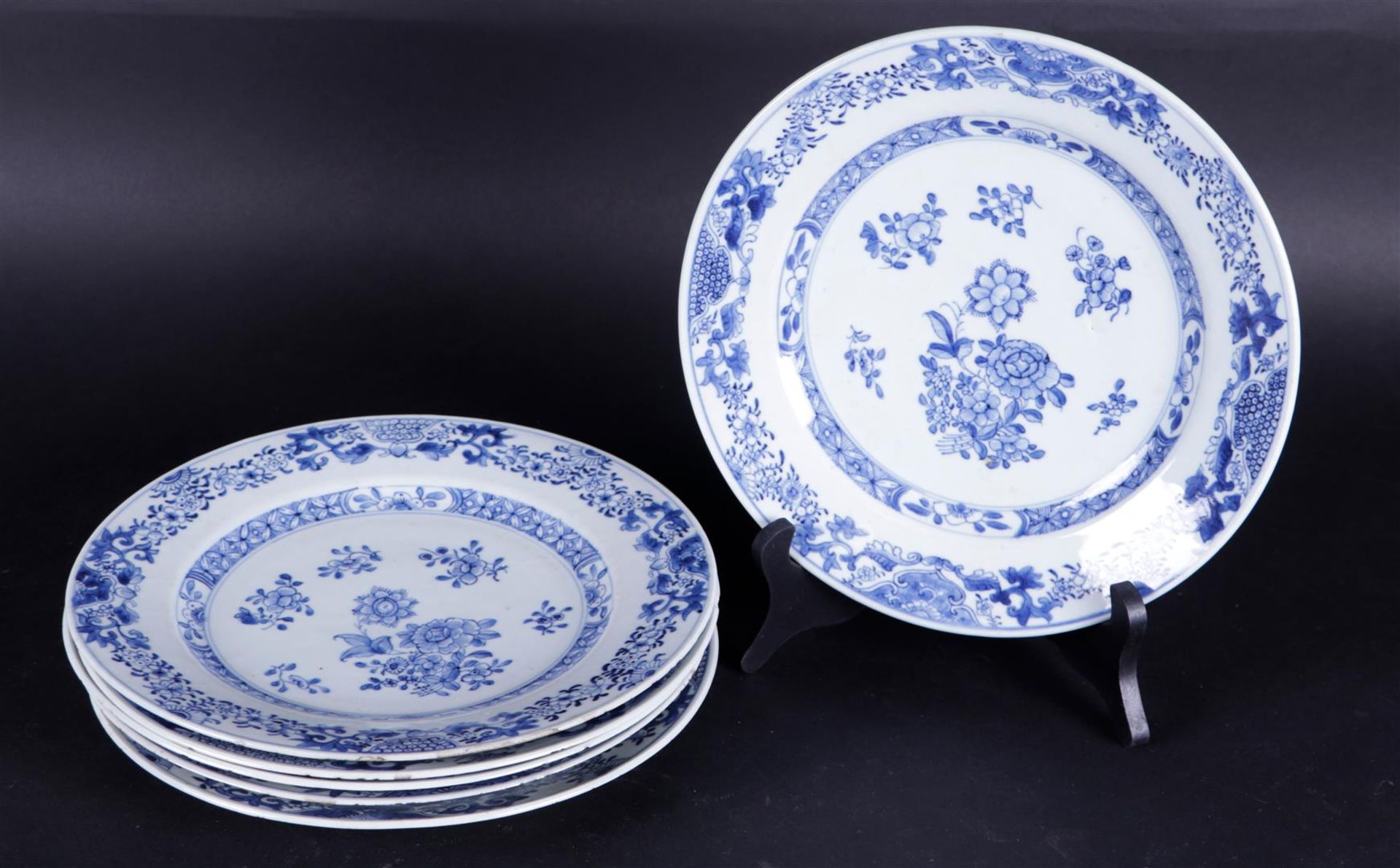 A set of six blue-white porcelain plates with floral decor. China, Qianlong ca. 1750.
Diam. 23,5 cm.