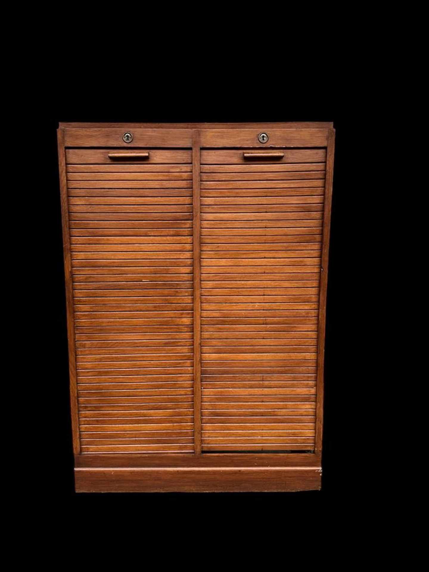 An oak filing cabinet with roller doors, ca. 1930.
120 x 34 x 82 cm.