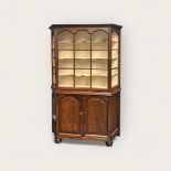 An oak display cabinet, with two doors in the base. Hollandfds, 18th century.
190 x 110 cm.