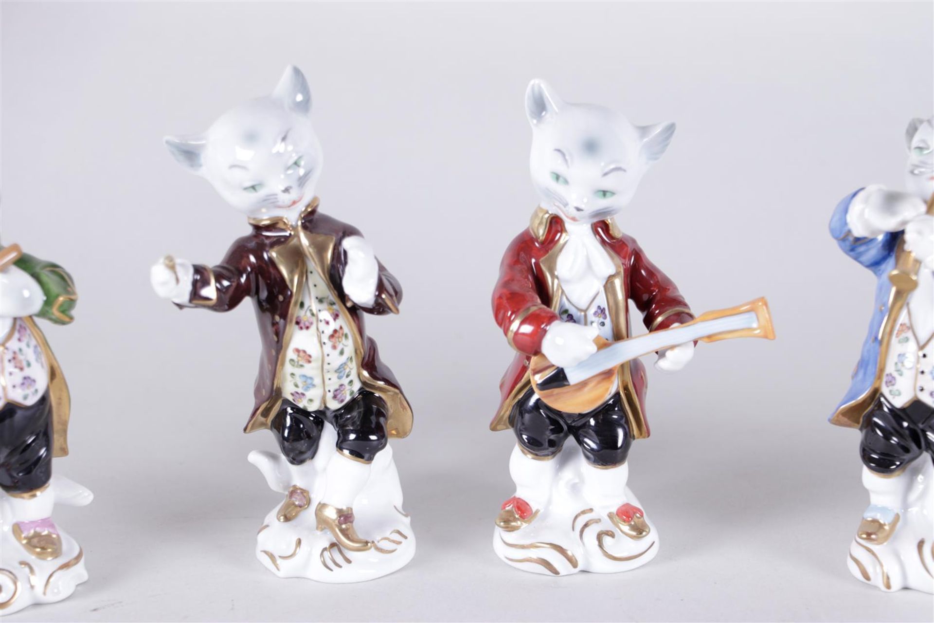 A set of five Meissen style porcelain figures "cat musicians", Graefenthal Dresden, 20th century.
H. - Bild 3 aus 6