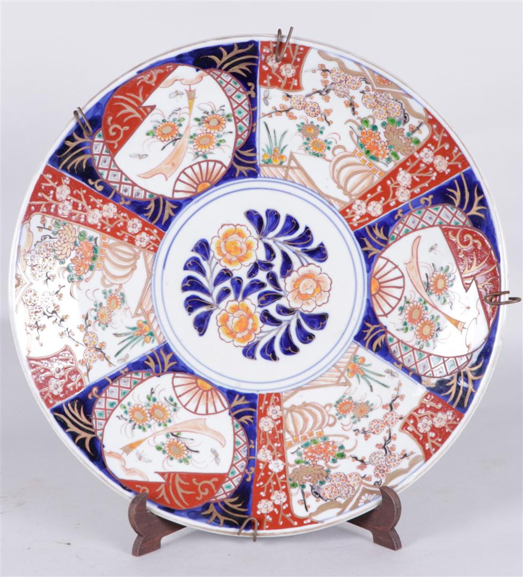 A lot of three porcelain Imari dishes with floral decor. Japan, 19th century.
Diam. 40 - 45 cm. - Bild 4 aus 7