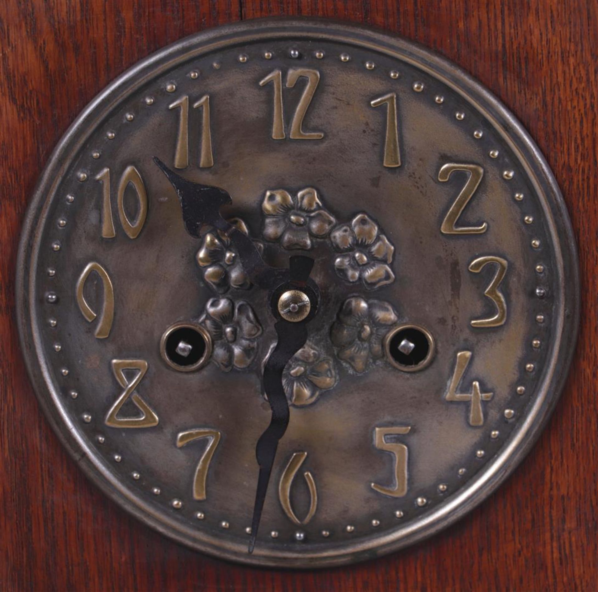 Gustave Serrurier Bovy (1858-1910), an Art Noveau mantel clock in brass and walnut.
37 x 25 cm. - Bild 3 aus 4