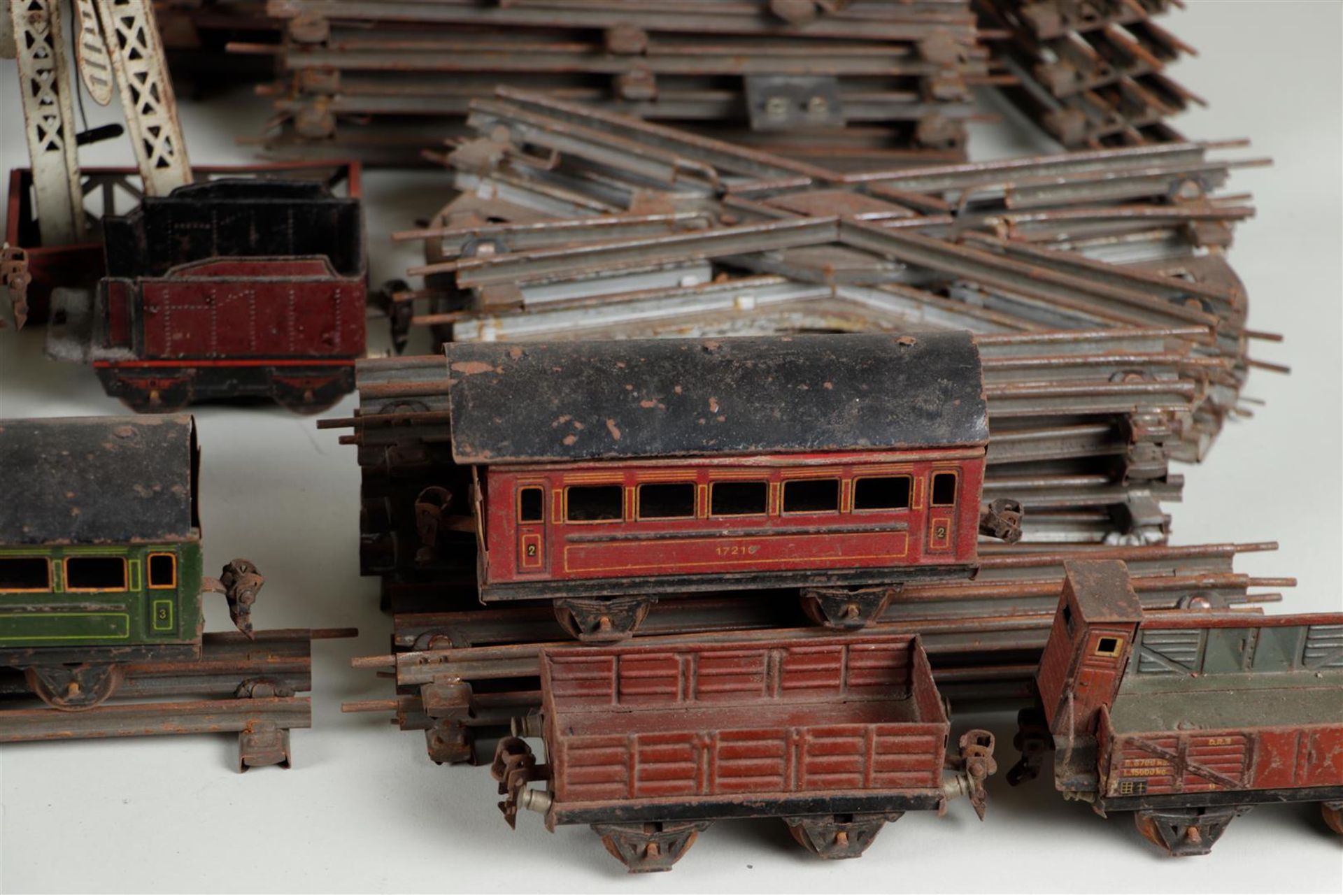 An extensive pre-war Märklin train set with many rails, various switches and semaphore. - Bild 2 aus 5