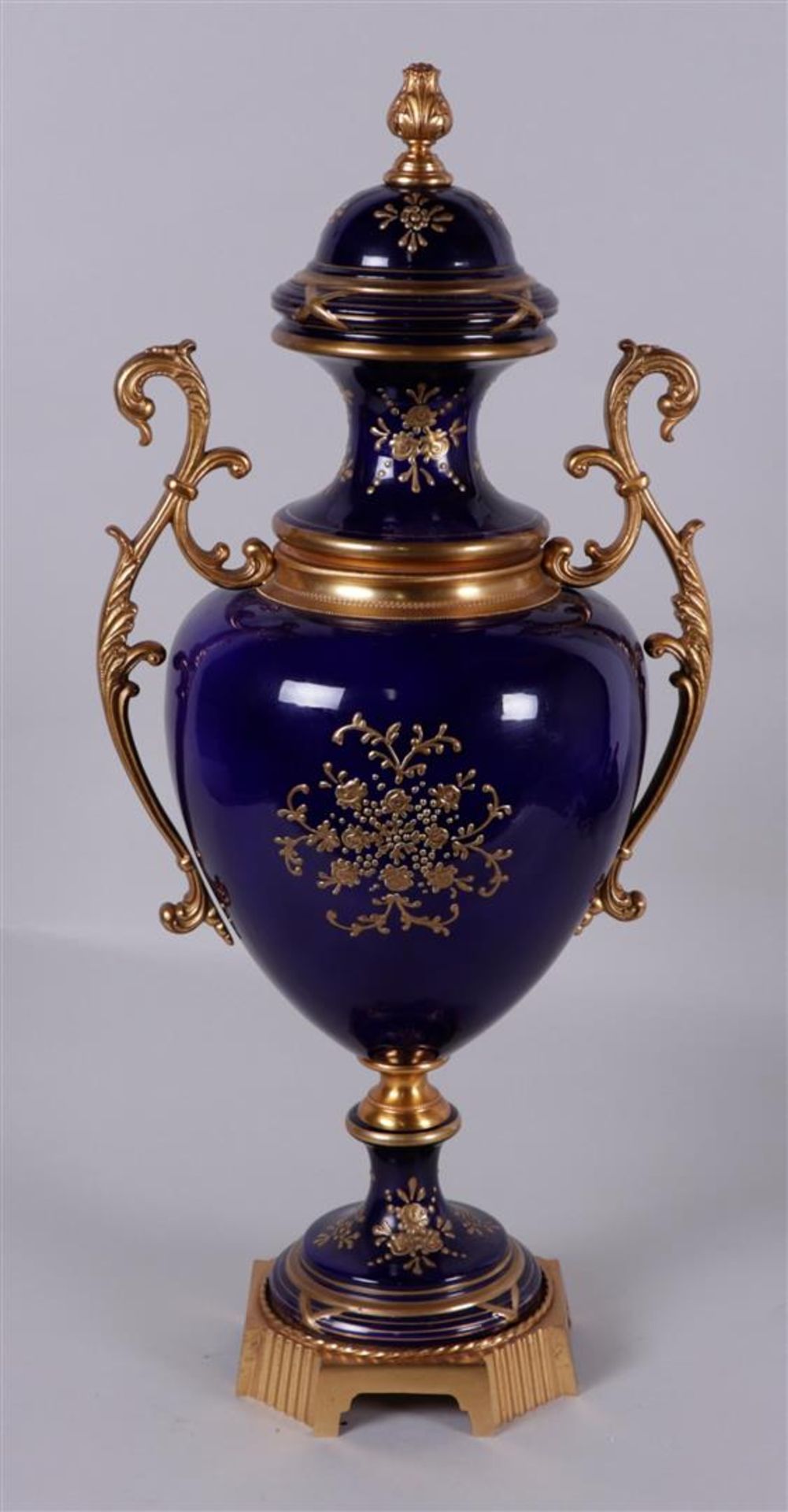 A Sevres-style lidded vase with brass frame.
H. 62 cm. - Image 3 of 3
