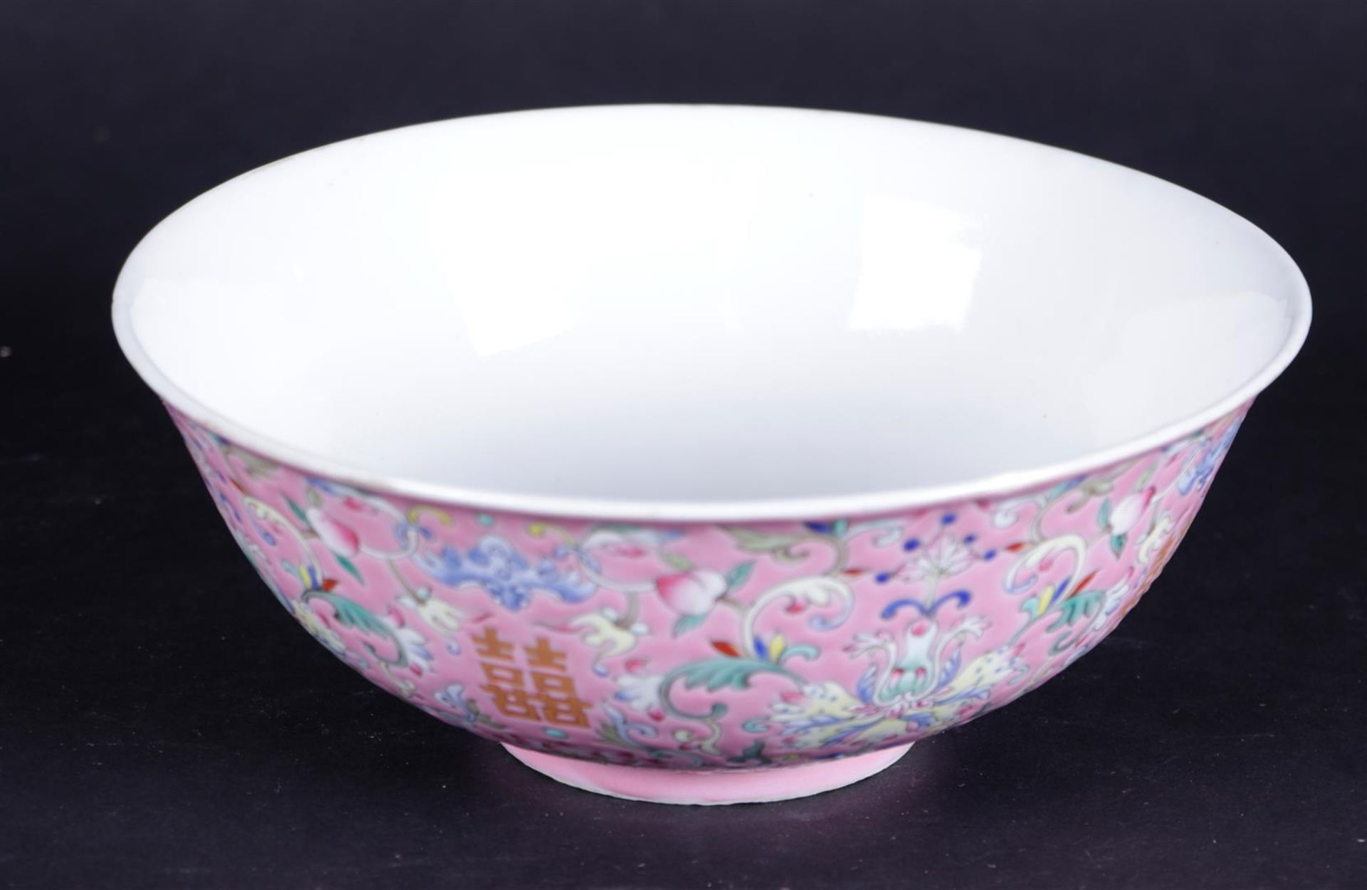 A porcelain famile rose bowl, marked Daoguang. China, 19/20th century.
Diam. 16 cm. - Bild 2 aus 3