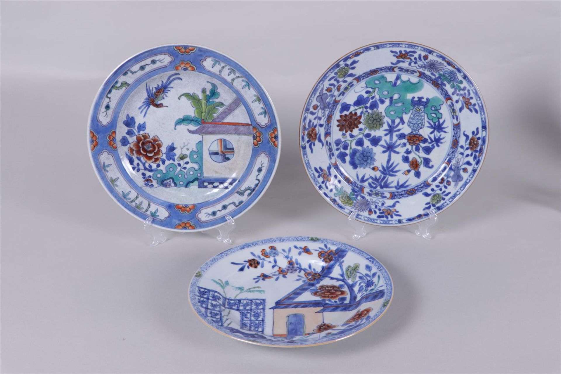 A lot of three doucai plates. China, 18th century.
Diam. 22,5 cm.