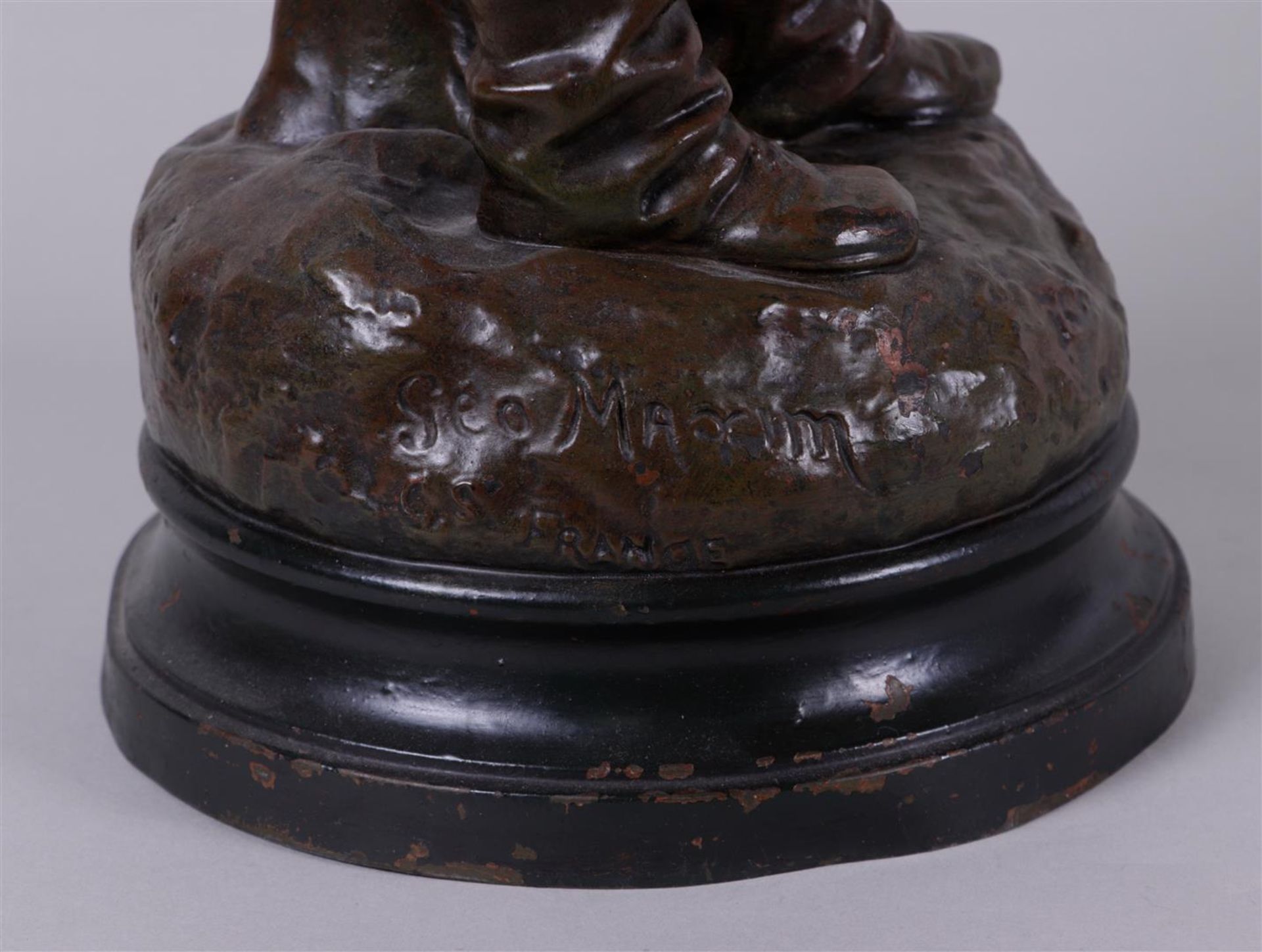 Géo Maxim (1885 - 1940), A cast statue of a blacksmith. on wooden base, signed (in the foot), ca. 19 - Image 3 of 3