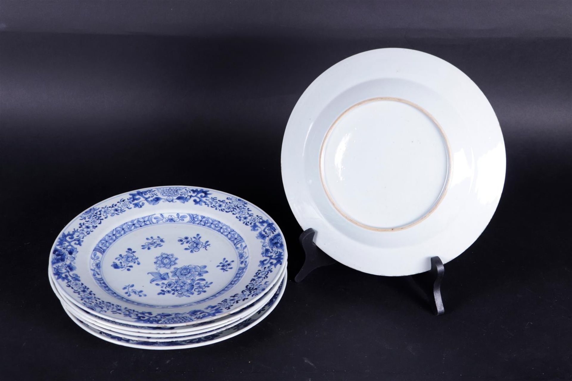 A set of six blue-white porcelain plates with floral decor. China, Qianlong ca. 1750.
Diam. 23,5 cm. - Bild 2 aus 2