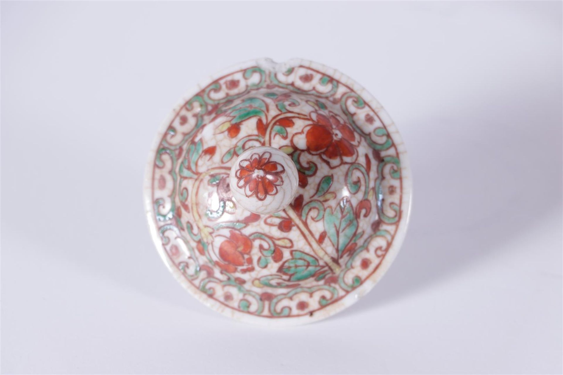 A porcelain lidded jar with floral decor, marked Kangxi. China, 19th century.
H. 25 cm. - Image 4 of 5