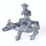 A bronze statue of a man on a buffalo. China, 20th century.
11 x 12 cm.