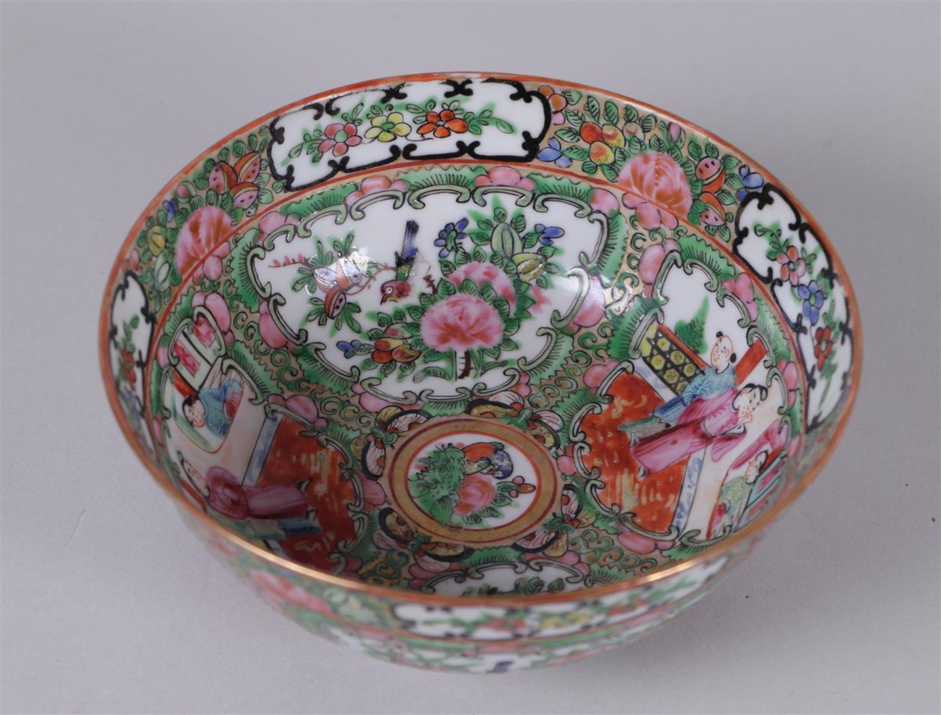 A porcelain bowl with Canton decor. China, early 20th century.
Diam. 16 cm. - Bild 3 aus 3