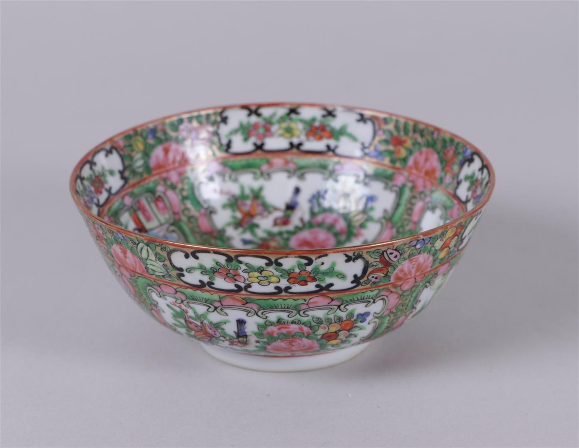 A porcelain bowl with Canton decor. China, early 20th century.
Diam. 16 cm. - Bild 2 aus 3