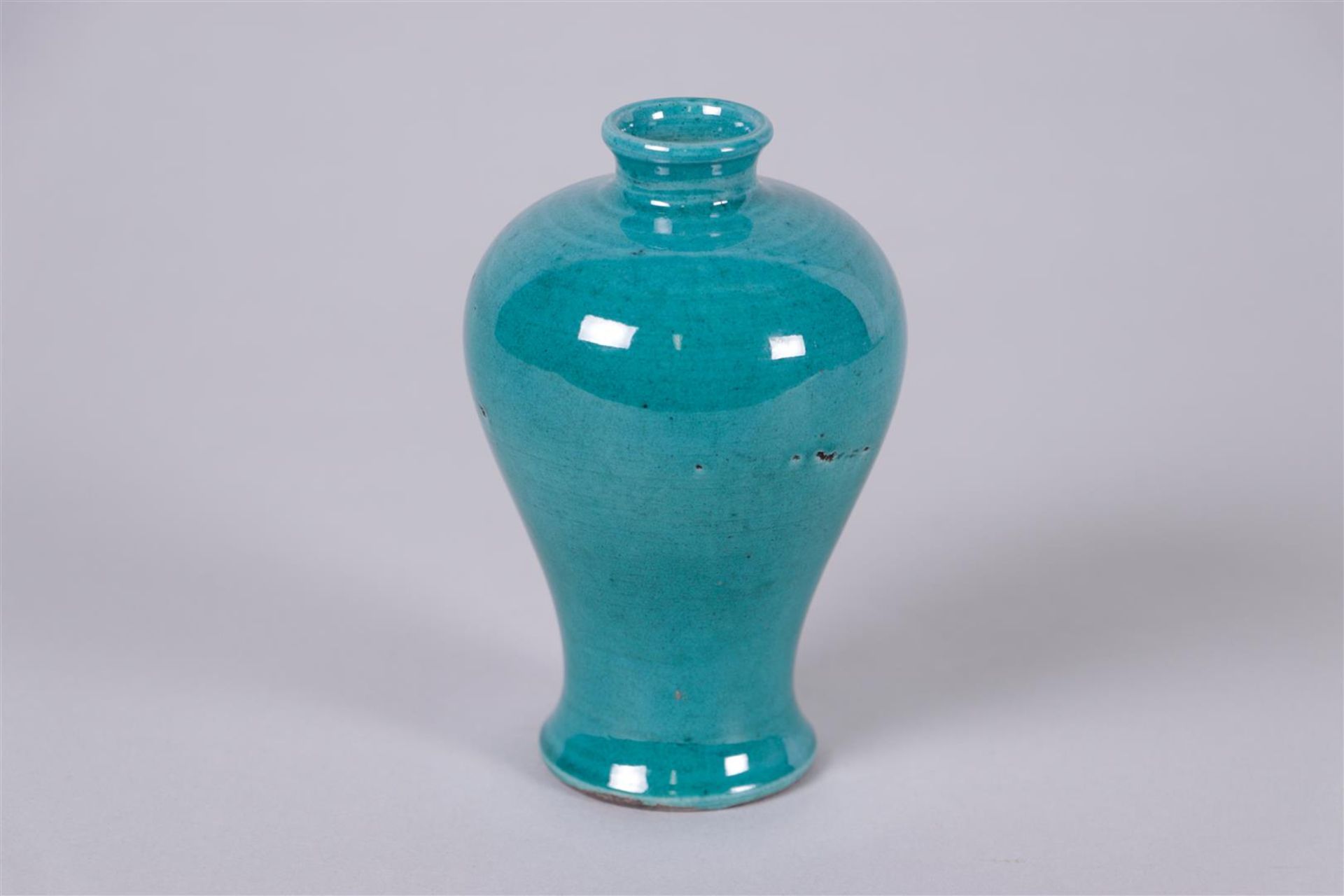 A green glazed meiping vase. China, 20th century.
H. 14 cm.