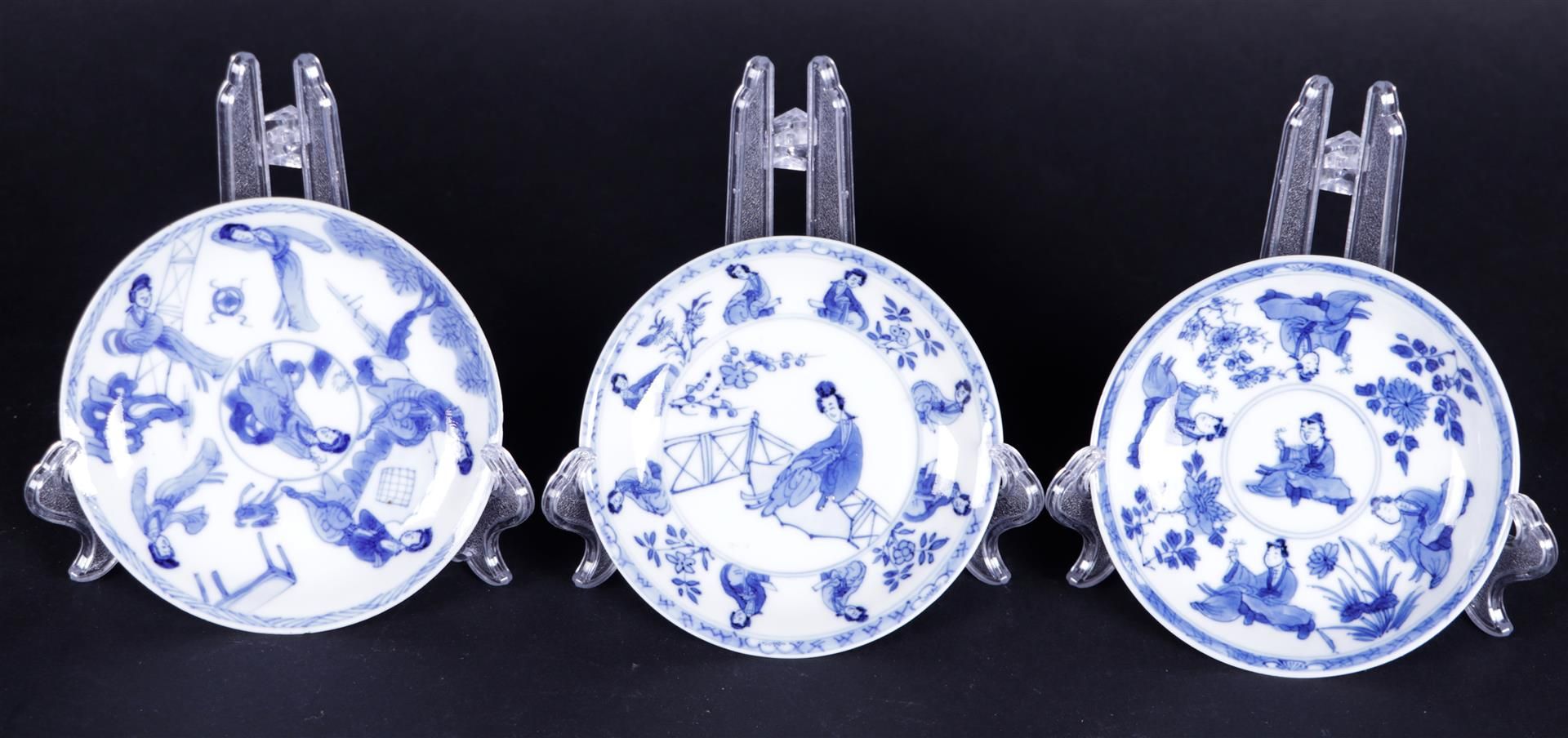Three porcelain saucers with a decor of long Elizas, marked in a double circle. China, Kangxi.
Diam.