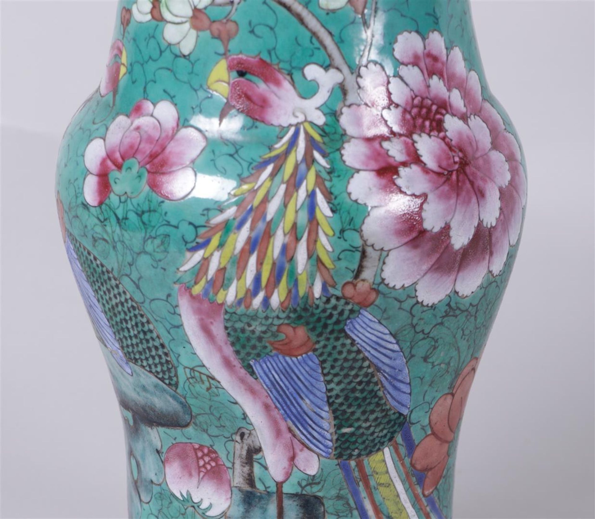 A large family rose collar vase decorated with flowers and a phoenix. China, 19th century.
H. 41 cm. - Bild 4 aus 5
