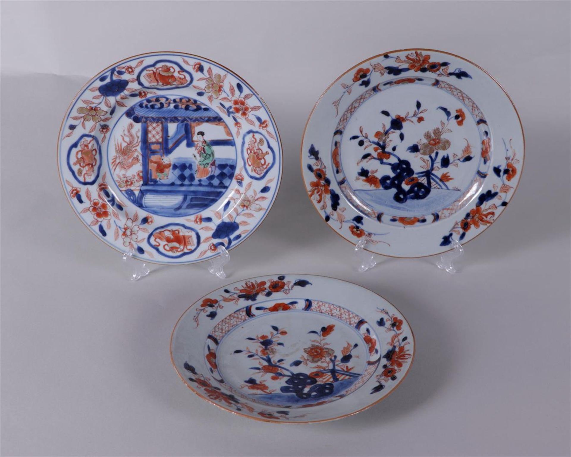 A lot of three porcelain Imari plates. China, 18th century.
Diam. 23 cm.