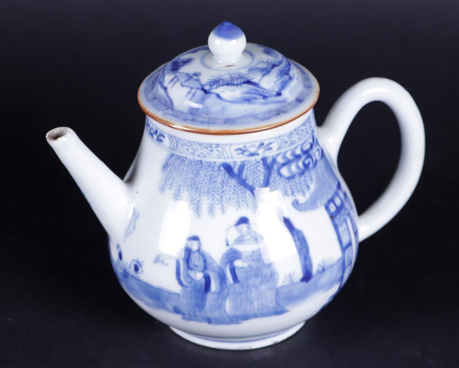 A porcelain teapot with a decor of various figures in a garden. China, Yongzheng.
13 x 15 cm. - Image 3 of 5