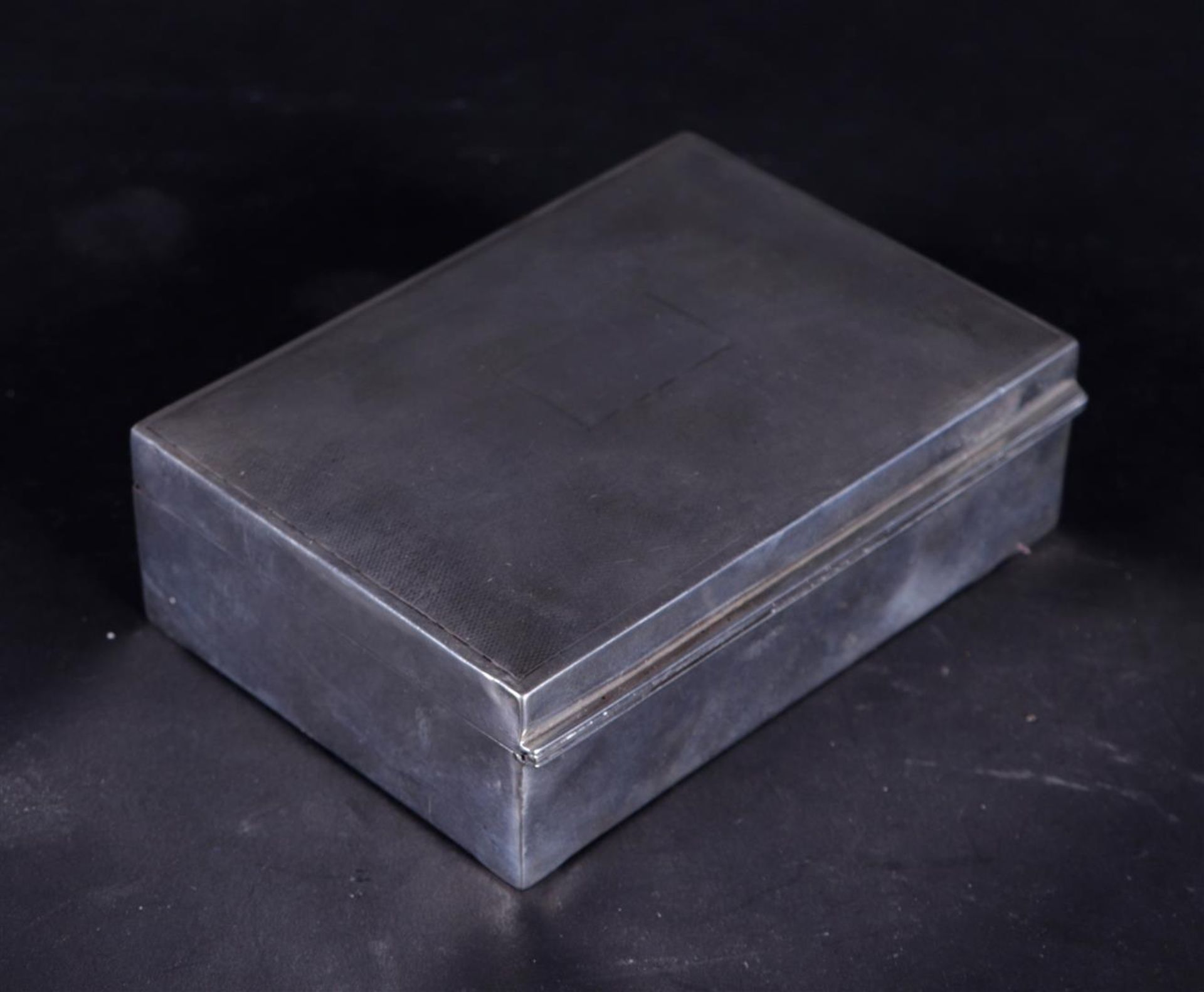 A silver cigar box lined with cedar wood, guilloché lid with shield, maker J. Collyer Ltd Birmingham - Bild 3 aus 3