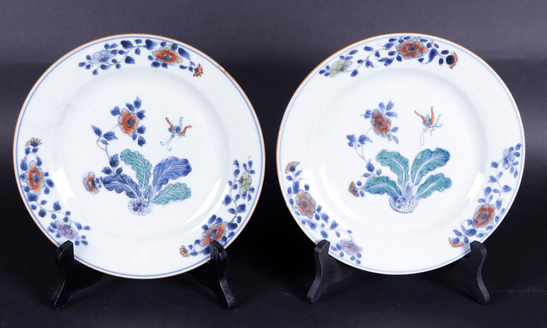 A set of two doucai plates. China, 18th century.
Diam. 23,5 cm.
