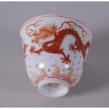 A porcelain iron red cup with dragon decor, marked Qainglong. China, 19/20th century.
H. 6 cm.