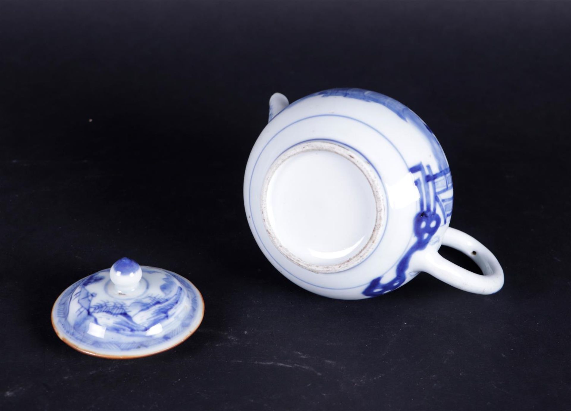 A porcelain teapot with a decor of various figures in a garden. China, Yongzheng.
13 x 15 cm. - Image 5 of 5