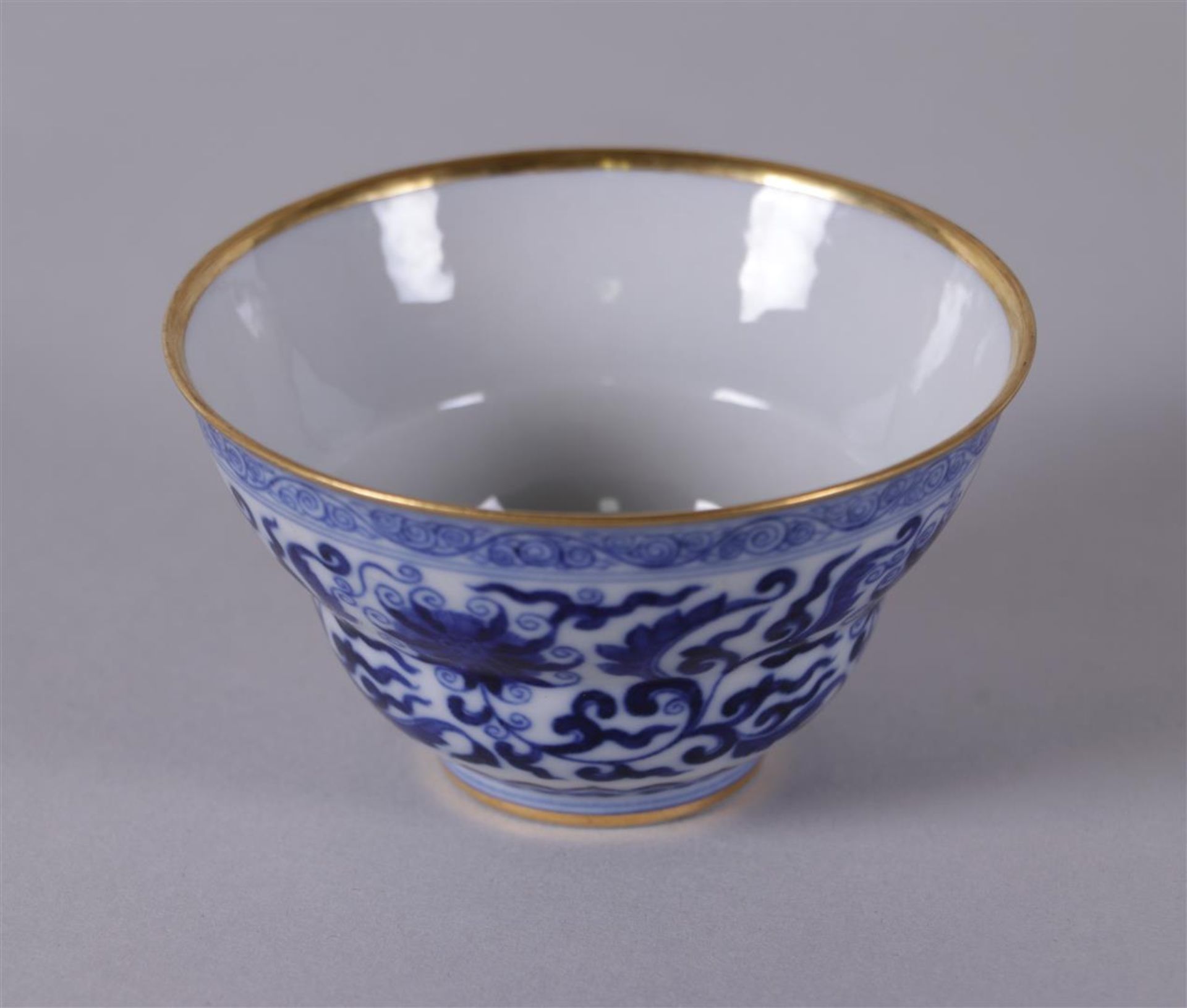 A porcelain blue and white bowl with gilt rim, marked in period. China, Daoguang.
Diam. 9 cm. - Image 4 of 4
