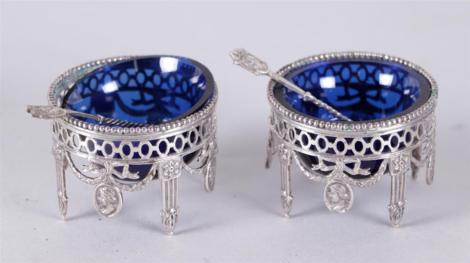 A lot consisting of (2) spice trays with matching spoon, both with blue glass inner containers. Mark - Bild 3 aus 7