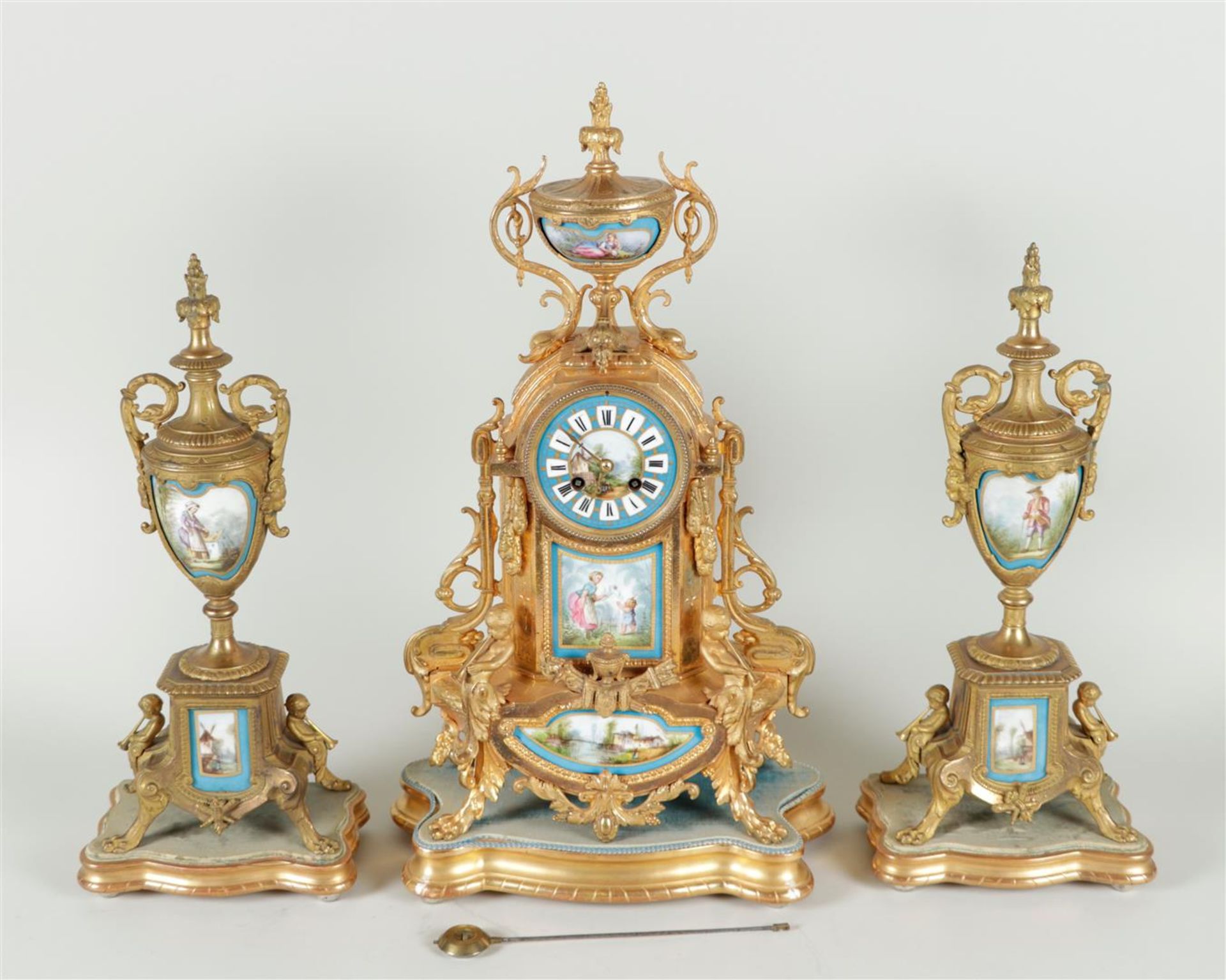 An ormolu-plated Garniture de Chéminée with porcelain plaques with scenes after Francois Boucher, al - Bild 2 aus 4