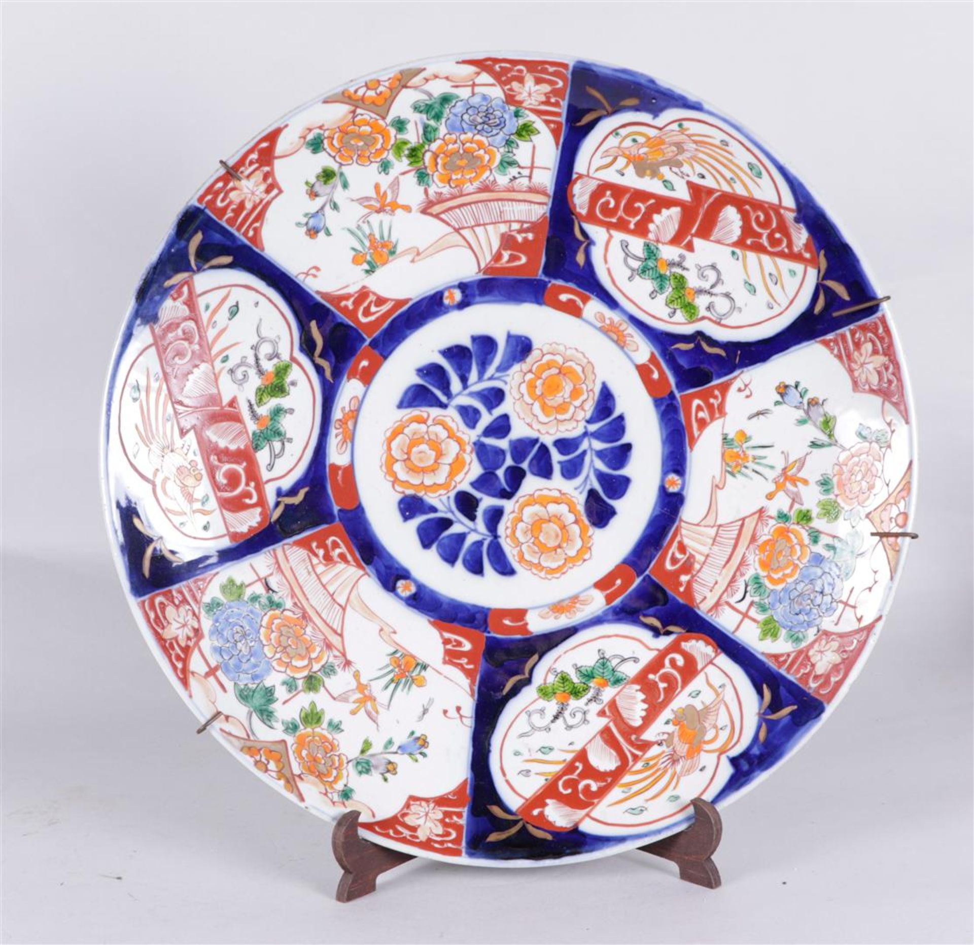 A lot of three porcelain Imari dishes with floral decor. Japan, 19th century.
Diam. 40 - 45 cm. - Bild 2 aus 7