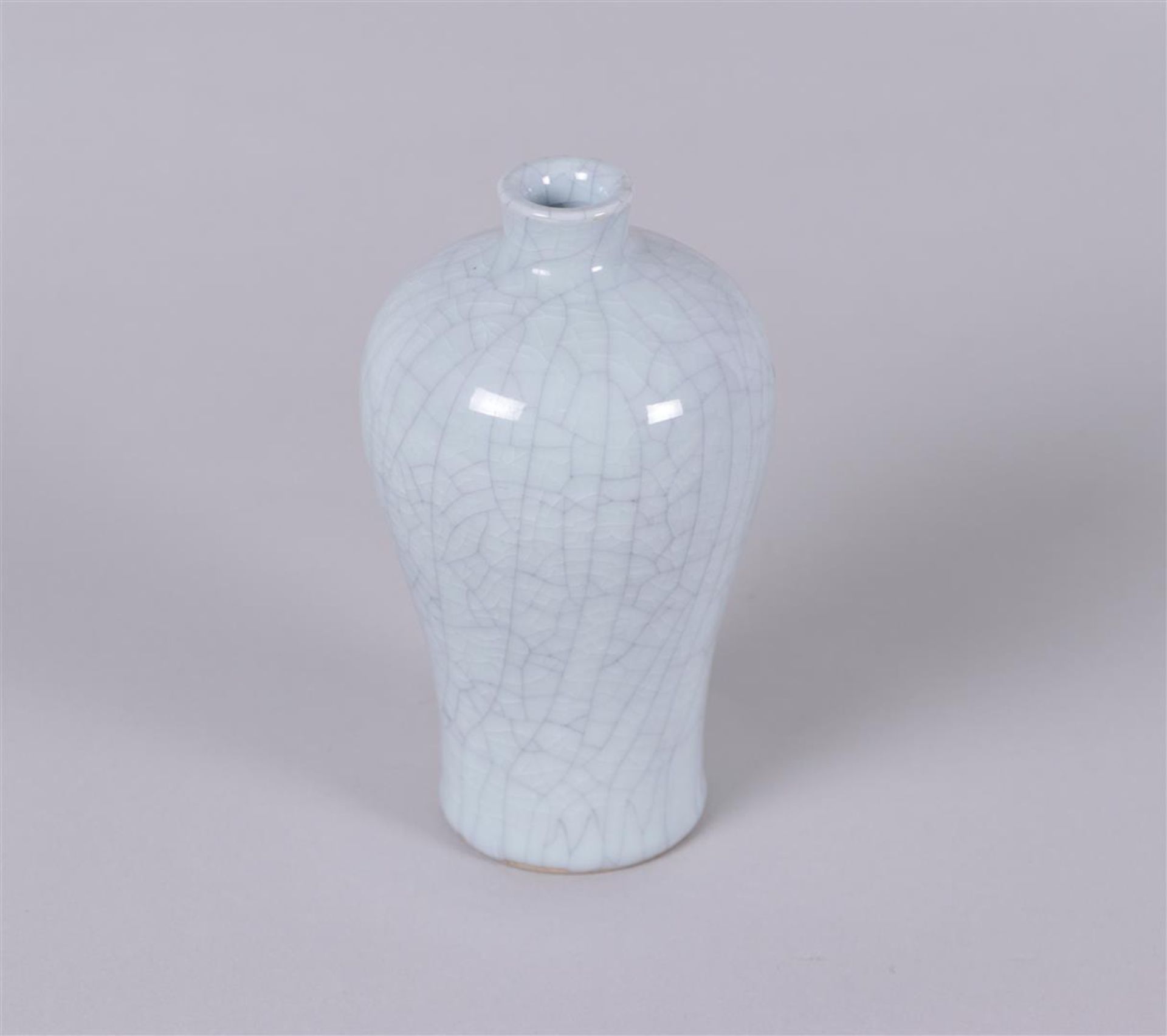 A crackle meiping vase. China, 19/20th century.
H. 18 cm.
