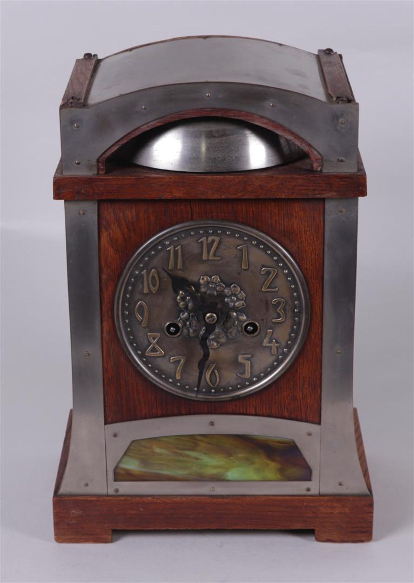 Gustave Serrurier Bovy (1858-1910), an Art Noveau mantel clock in brass and walnut.
37 x 25 cm.