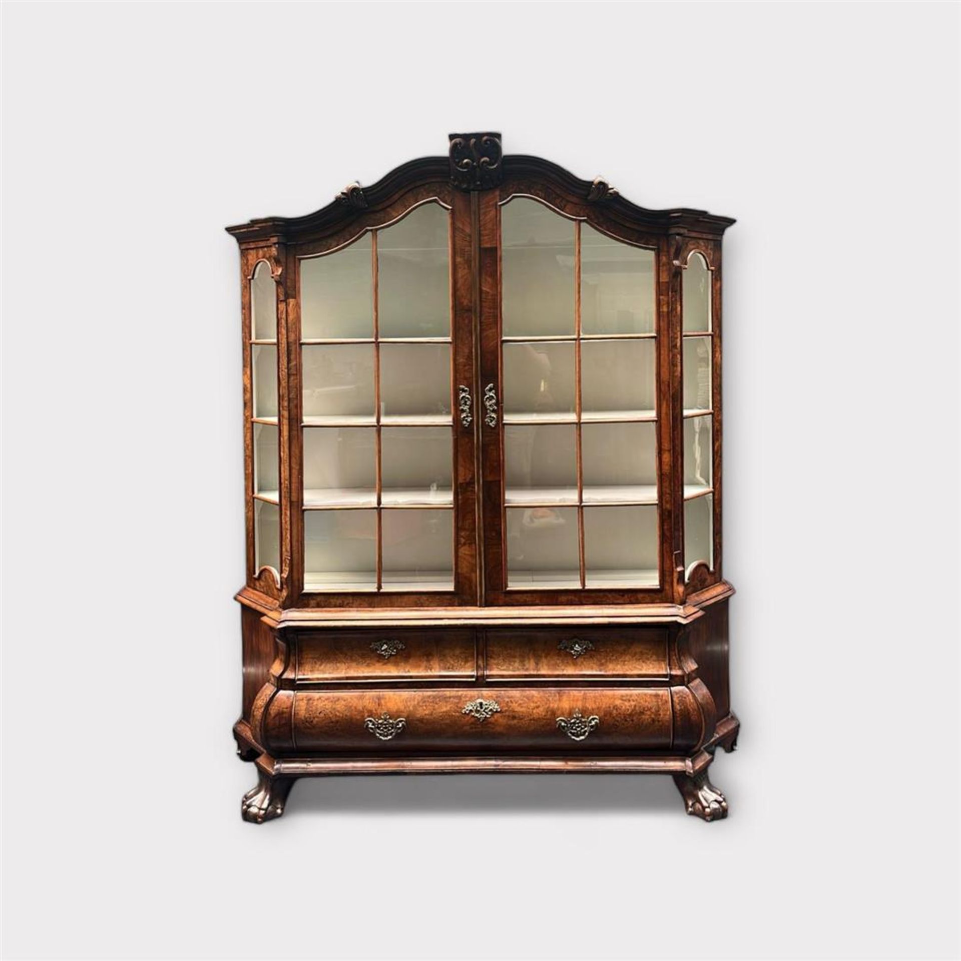 A burl walnut display cabinet, 18th century.
215 x 160 cm.