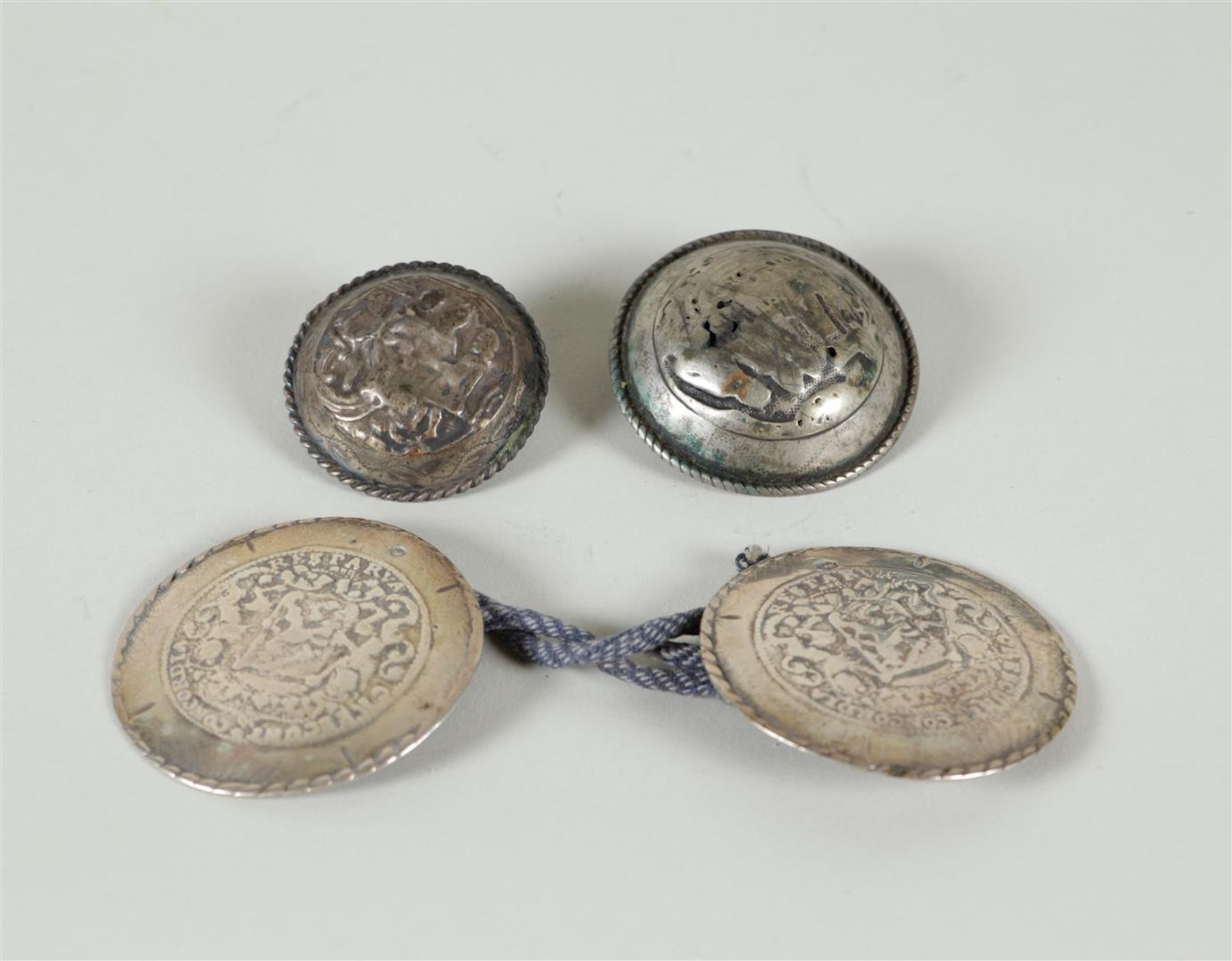 A lot with trouser buttons, silver, 19th century or older.