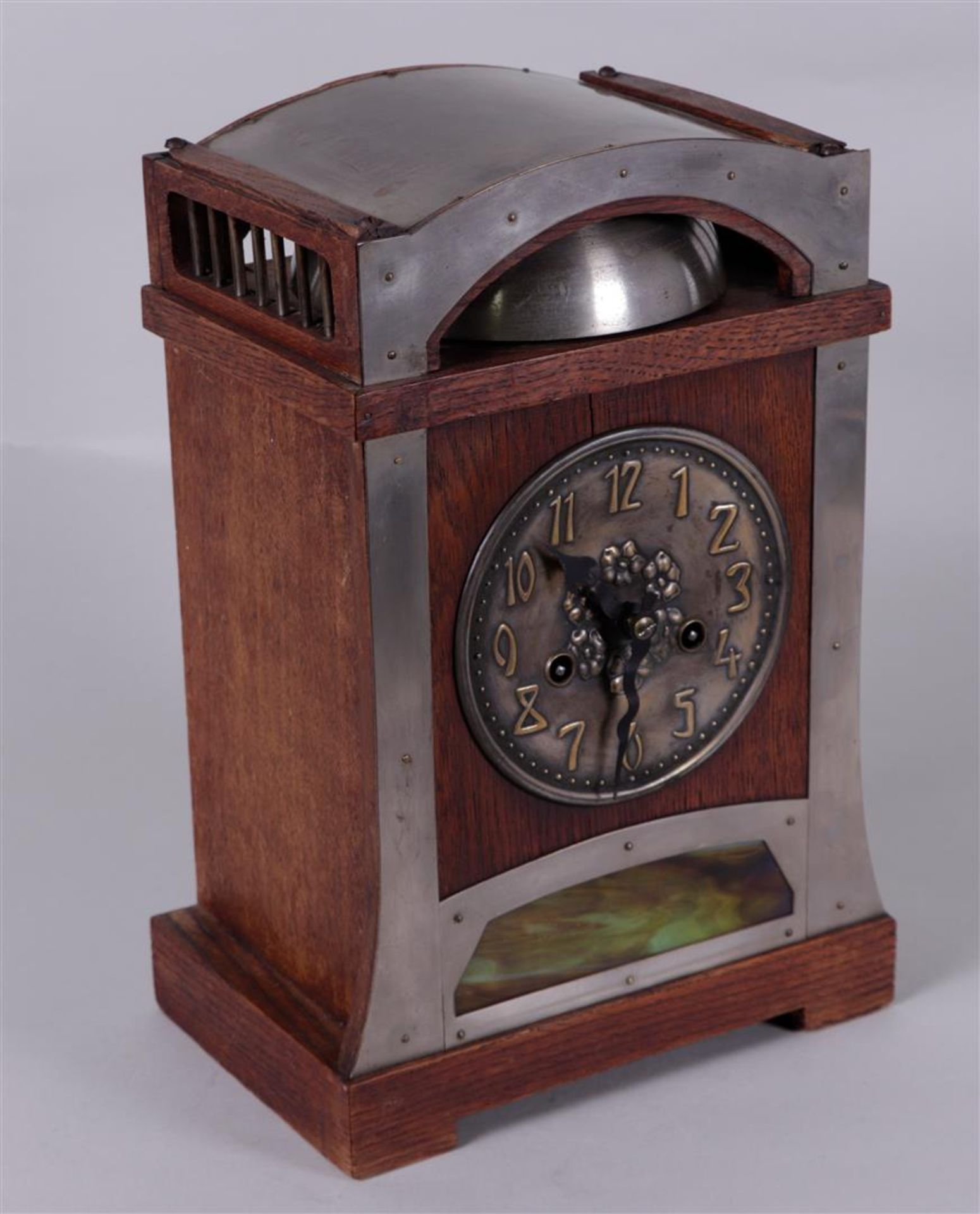 Gustave Serrurier Bovy (1858-1910), an Art Noveau mantel clock in brass and walnut.
37 x 25 cm. - Bild 2 aus 4