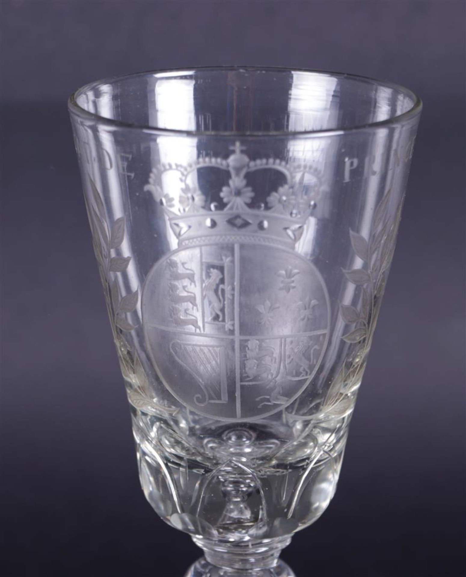 An etched wine glass with the English Royal coat of arms, above which the text "VIVAT DE PRINCES".
H - Image 2 of 5