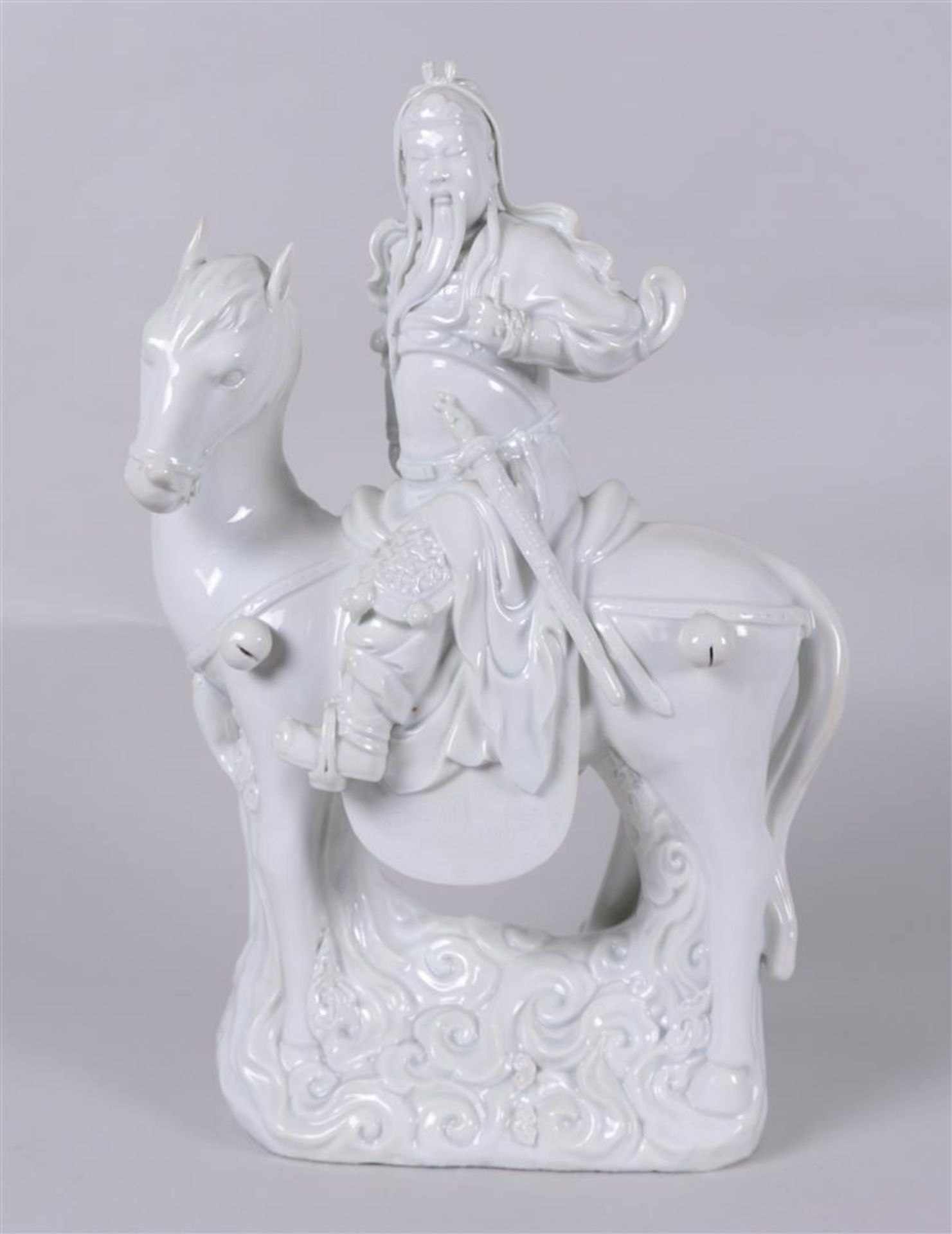A blanc de Chine figure of a warrior on horseback. China, 20th century.
40 x 30 cm.