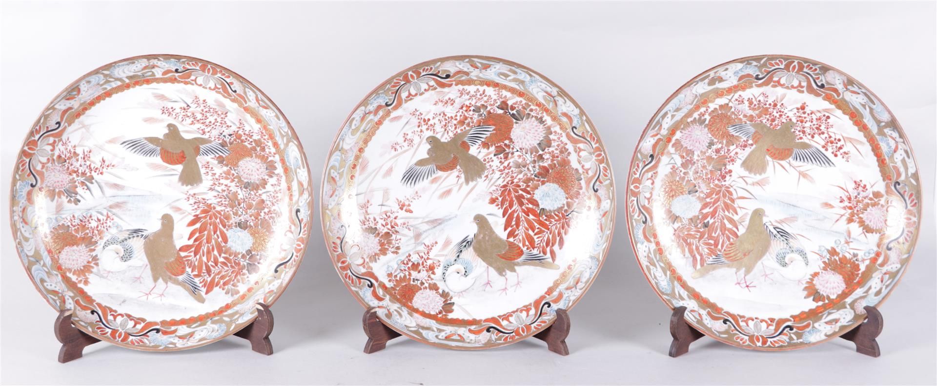 A set of three Kutani dishes decorated with flowers and birds. Japan, 19th century.
Diam. 31 cm.