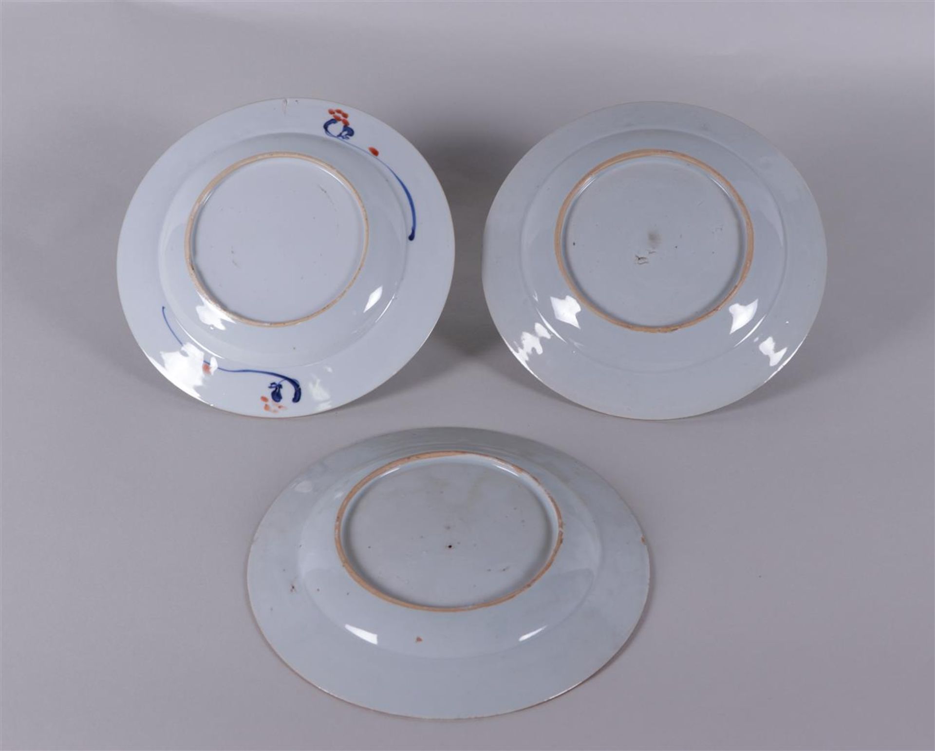 A lot of three porcelain Imari plates. China, 18th century.
Diam. 23 cm. - Bild 2 aus 2