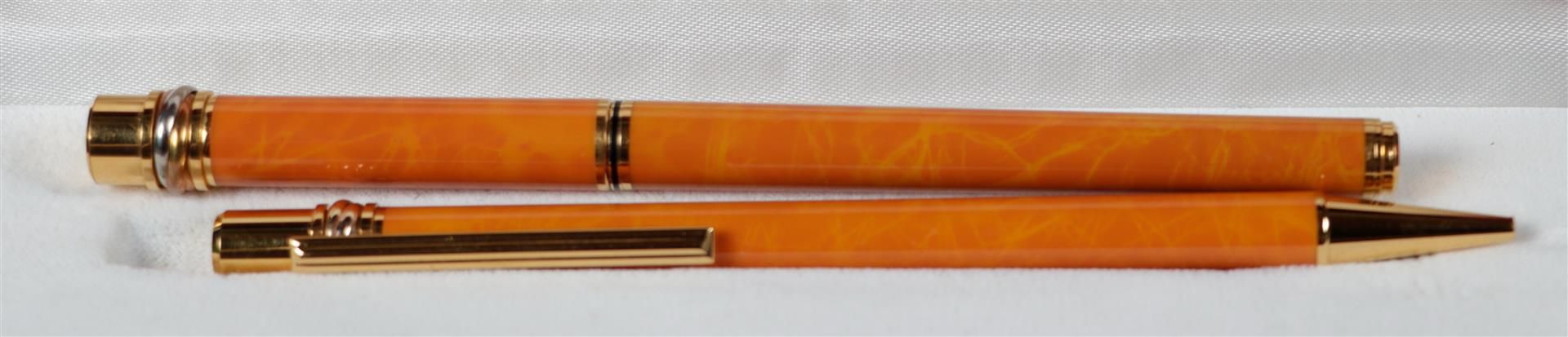 A Cartier pen set, Must de Cartier, consisting of a fountain pen and a ballpoint pen, in box and wit - Bild 2 aus 5