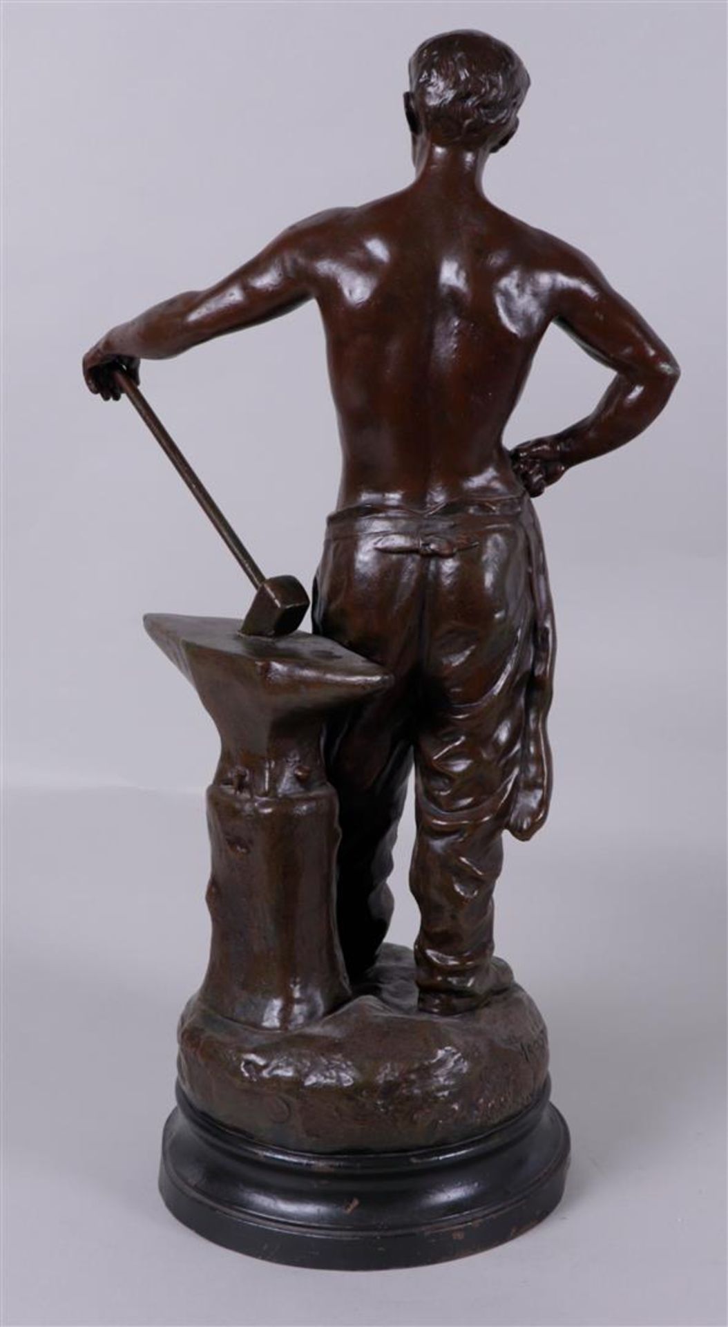 Géo Maxim (1885 - 1940), A cast statue of a blacksmith. on wooden base, signed (in the foot), ca. 19 - Image 2 of 3