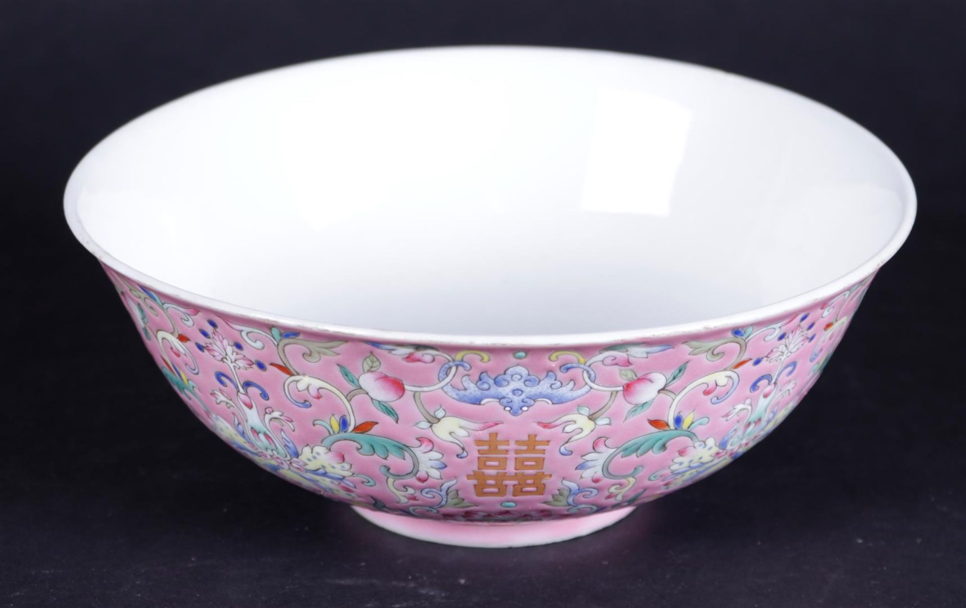 A porcelain famile rose bowl, marked Daoguang. China, 19/20th century.
Diam. 16 cm.