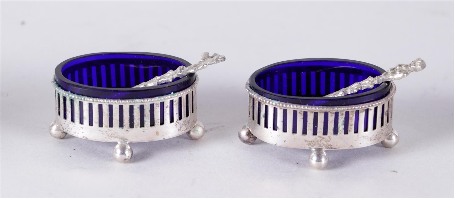 A lot consisting of (2) spice trays with matching spoon, both with blue glass inner containers. Mark - Bild 4 aus 7