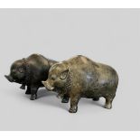 A lot consisting of (2) Asian bronze pigs.
H.: 20 cm.