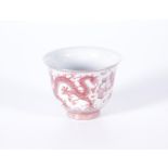 A porcelain cup with dragon decor, marked Guanxu. China, 19/20th century.
H. 7 cm.