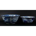 A set of two large blue and white bowls in Ming style. China, late 20th century.
Diam. 35 - 40 cm.