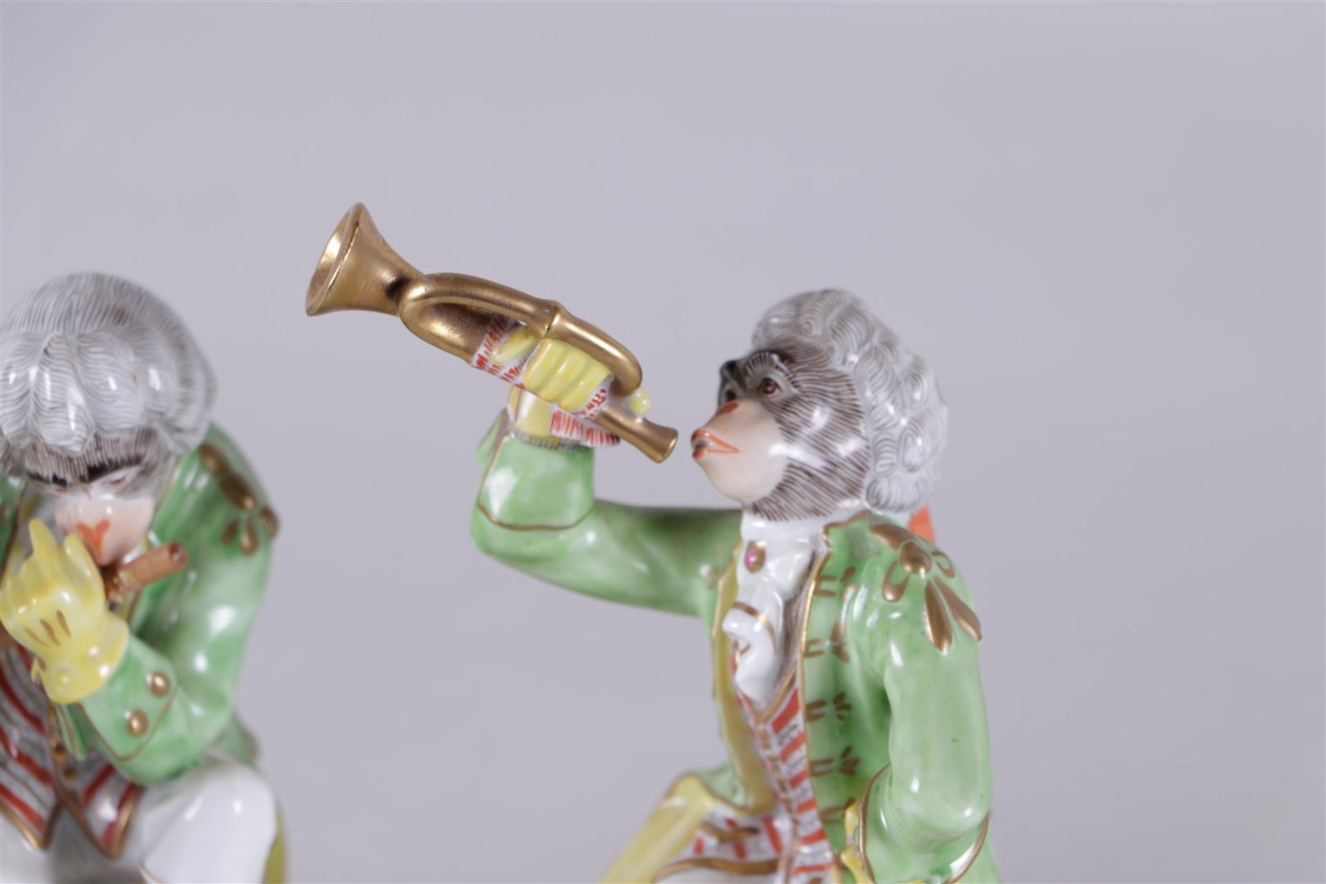 A set of three Meissen style porcelain figures "monkey band", marked N. Dresden, 20th century.
H. 17 - Bild 2 aus 6