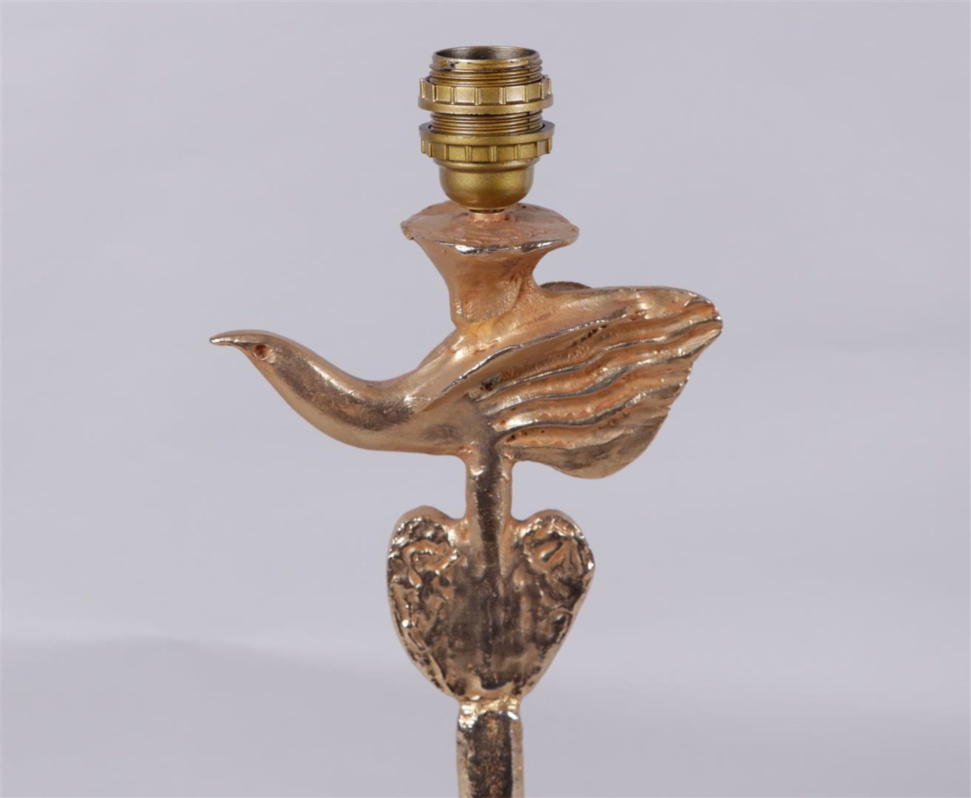 Pierre Casenove for Fondica, 'bird' gold-plated lamp. Signed on the base.
H. 45 cm. - Bild 2 aus 4