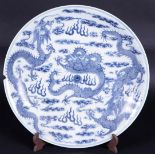 A large porcelain dish with dragon decor (5 claws), marked Kangxi. China, 19th century.
Diam. 36,5 c