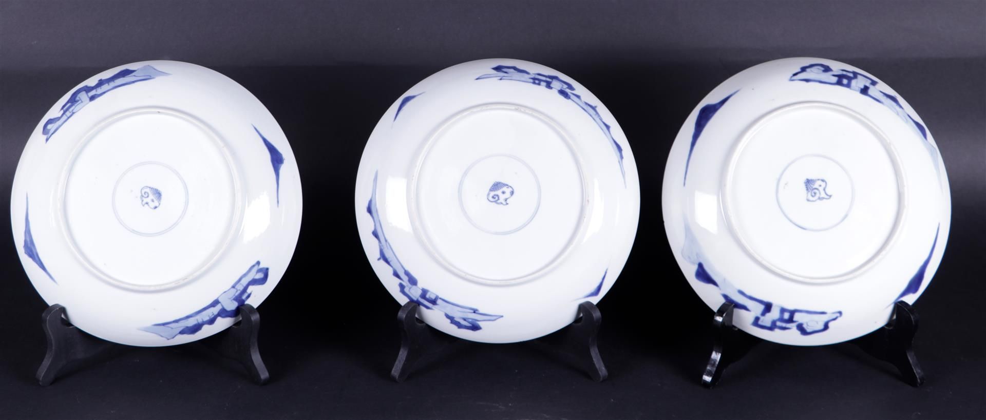 A set of three porcelain dishes 'Joosje on horseback', marked with a shell in a double circle. China - Bild 5 aus 5