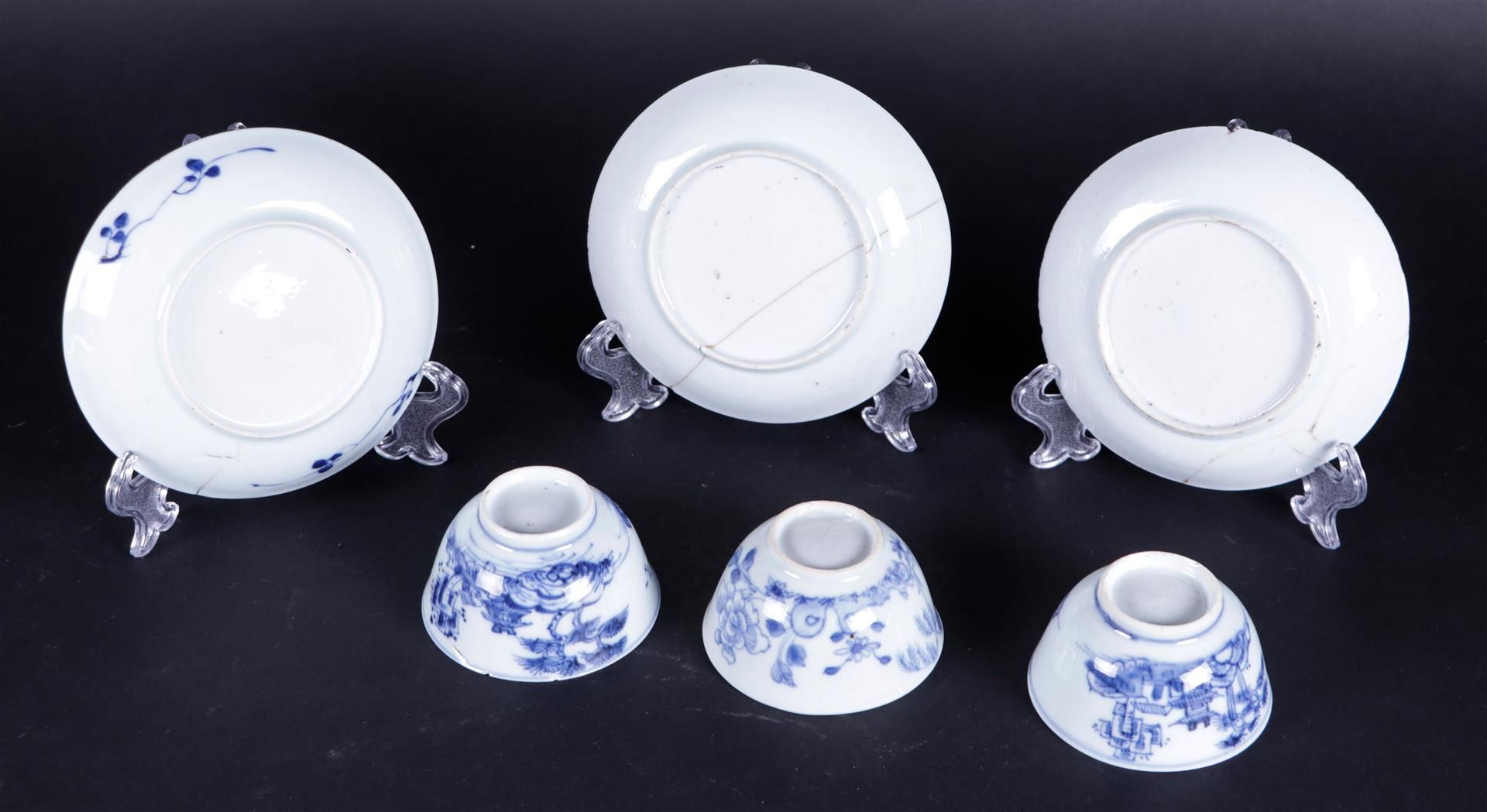 A set of (3) Porcelain cups and saucers blue-white with figures in river landscape, China, 18th cent - Image 2 of 2